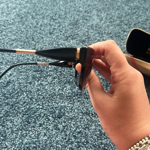 Burberry black sunglasses includes case - Picture 9 of 11